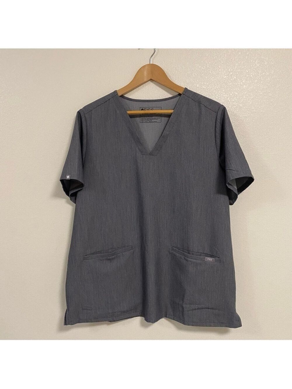 FIGS Scrub Top Women’s Size XL Graphite Casma™ Three-Pocket Scrub Top Gray